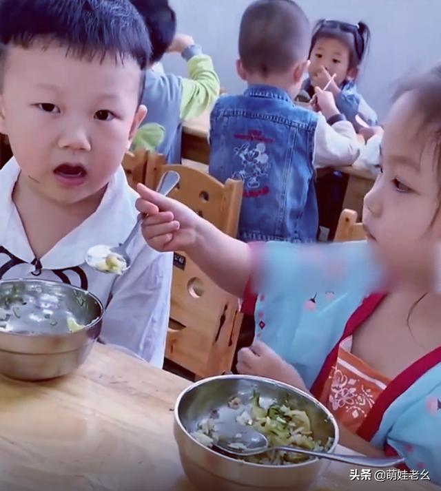 感动！善良的四川女孩，主动给男同桌喂饭，网友：忘了自己也是娃