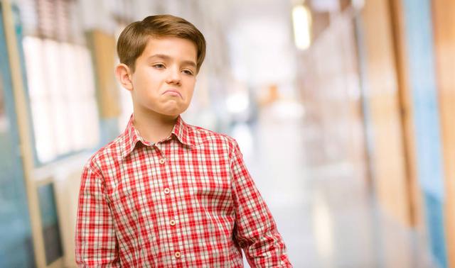 “精致穷”式养娃蔓延，你的狼狈旁人早看穿，娃受到的伤害也不小