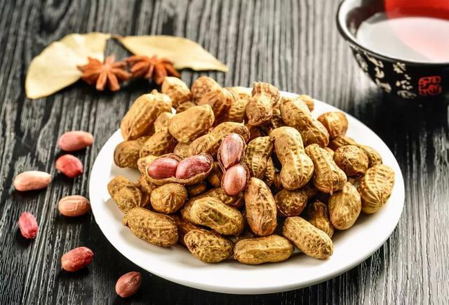 无论酒量大小，喝酒时这4种食物少碰，身体容易出现不适