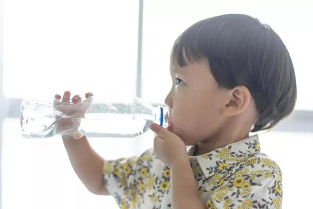 婴儿日吞158万个塑料微粒：这么多塑料下肚，会有害吗？