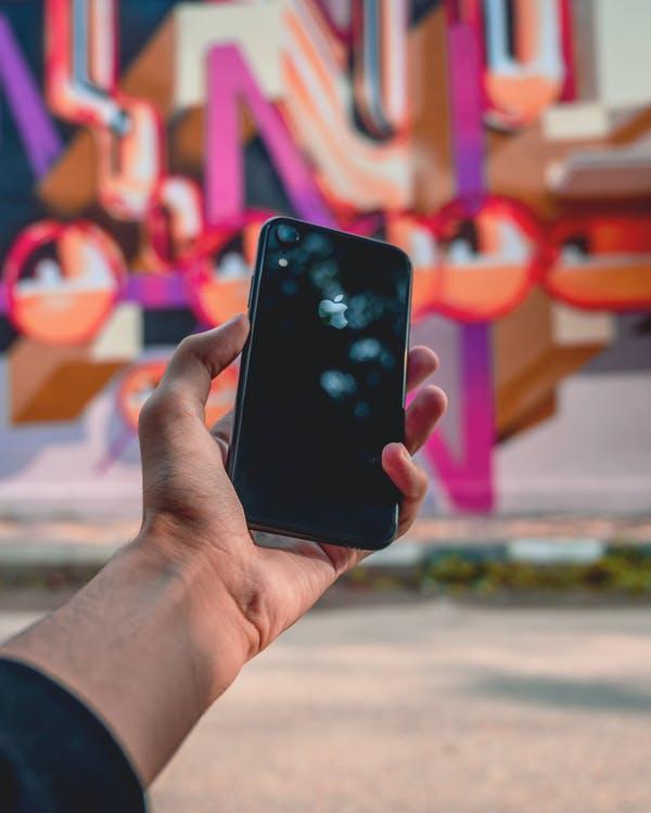 大黑边、单摄像头的iPhone XR，时至今日为何被称为“一代神机”？