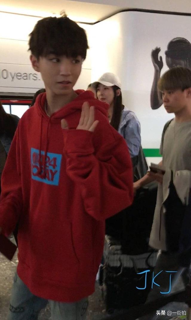 路人镜头下的男明星 吴亦凡 朱正廷 王俊凯 鹿晗谁最惊艳 今日热点