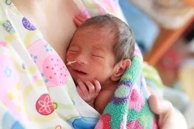 早产宝宝出院回家后如何继续母乳喂养？