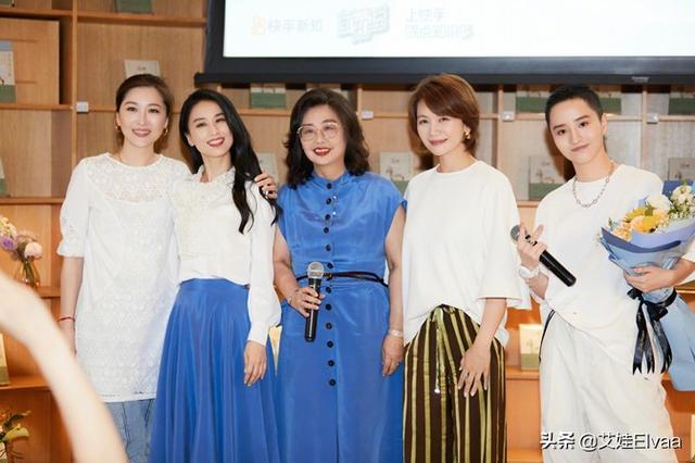黄圣依母女教师节罕同框，妈妈穿白裙桃花眼抢镜，母女模样似烙饼