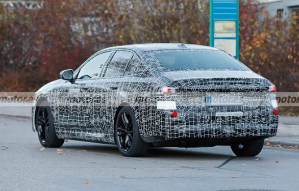疑似宝马5系纯电动车曝光，外观迎来大改变，预计明年下半年发布