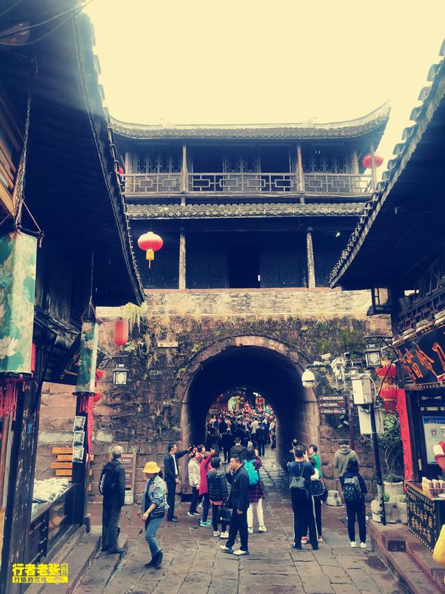 凤凰古城迎来最佳旅行时间，门票降价，酒店客栈每晚不到一百元