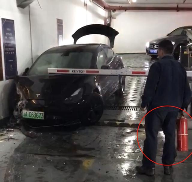 提车不到1个月！福建一特斯拉Model  3地库撞墙：系代驾操作失误