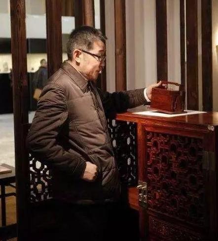 岩男郎:王朔马未都喊他大哥，陆毅刘烨都是他捧红，海岩才是京圈大牛人