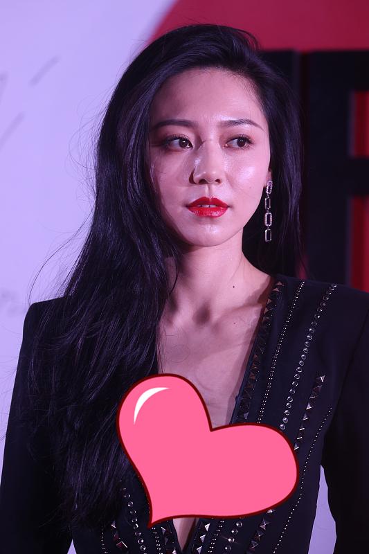 黄梦莹穿的黑色裙子很成熟,但走路的时候要一直抬着手,还挺可爱  第2