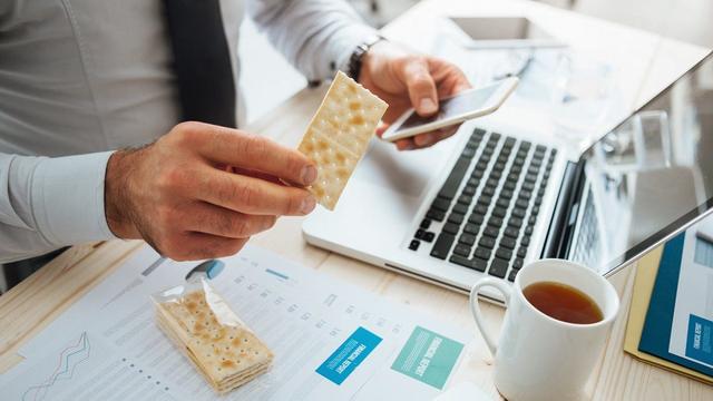 盘点那些久坐的人一定要避免的饮食习惯