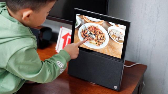 超大屏，免接听—天猫精灵V10，重新定义智能音箱