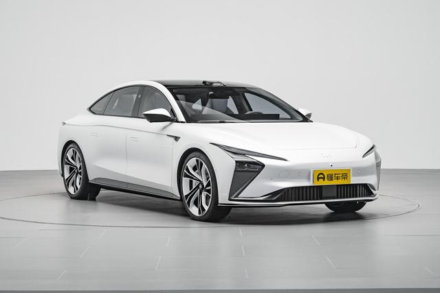 智己L7：高端中大型电动轿车，颜值和科技感都不错，约吗