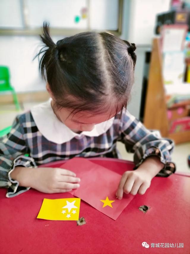 ​红旗舞动 喜迎国庆---记膏城花园幼儿园国庆节节日教育活动