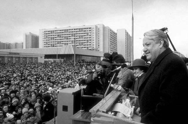 当年俄罗斯寡头在普京对付他们的时候为什么不能反制普京