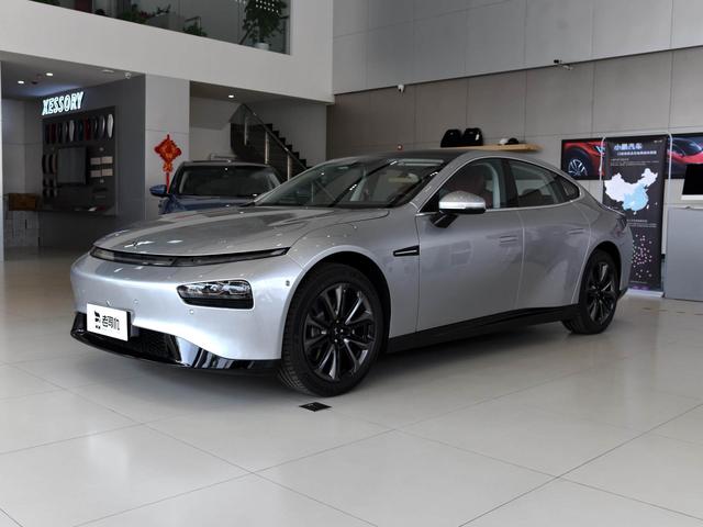 670km续航长途不慌，豪华行政级空间带快充，实拍小鹏汽车P7