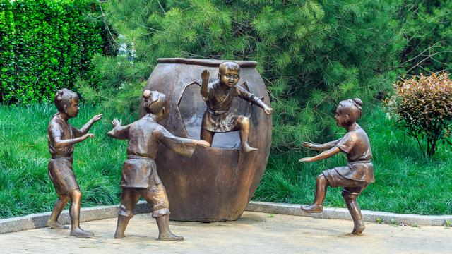 当说教作用不大，你应该换方法，它提供丰富的人格模型为孩子引路