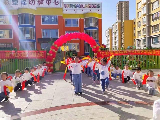 「七彩童谣」“画卷绘祖国，童心迎国庆”百米画卷亲子活动