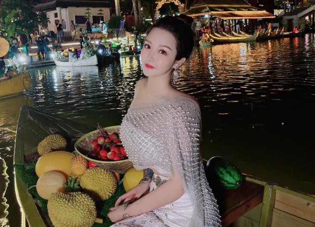 网红老方丈的媳妇小杜凤照片被线下商家滥用直播警告对方
