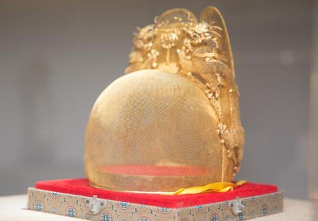 1957年明定陵被挖掘，出土400年前的皇帝纯金帽子，仅一顶
