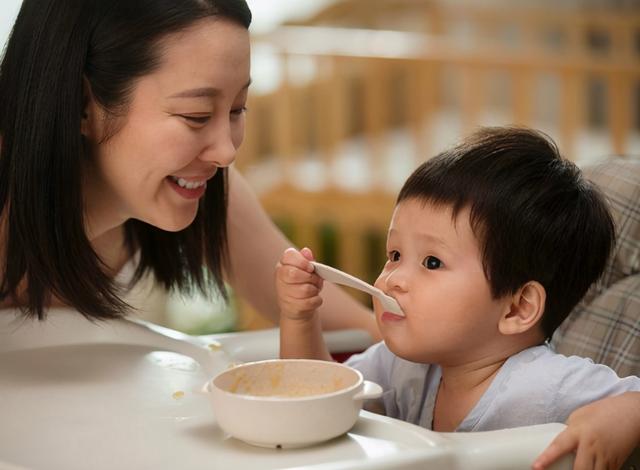 宝宝满一周岁后，家长的喂养方式需调整，“3少2坚持”了解一下
