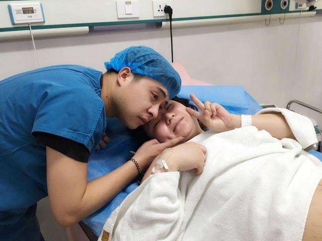 90后妈妈生下龙凤胎，刚要缝合大喊“等一下”，医生哭笑不得