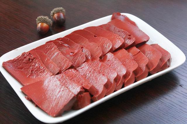 吃完猪血拉黑便，是身体在排毒？吃猪血是好是坏？听听医生怎么说