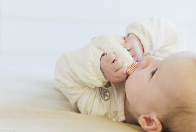 宝宝总是抓耳朵，原来是在暗示这些问题