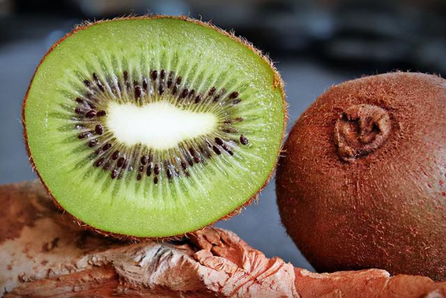 猕猴桃有助改善免疫，防便秘，哪种颜色营养更好？