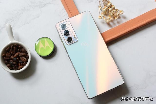 Z世代购机指南：自拍、颜值、游戏、追剧，这几款机型都能胜任