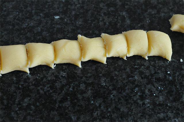 万圣节，给孩子烤盘“扫帚”应应景！酥得掉渣的配方，出炉秒光