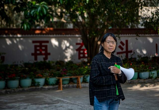 张桂梅背后故事曝光：30年前穿红裙逛舞厅，30年后愧于亲情而落泪