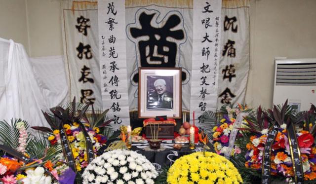 常宝华的徒弟:常宝华的葬礼上，牛群缺席侯耀华带头鼓掌，这对师兄弟有何恩怨？