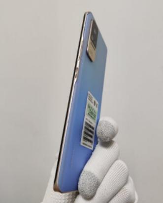 非常喜欢小米Civi的中框，手感好！磨砂后盖玻璃，不容易沾染指纹