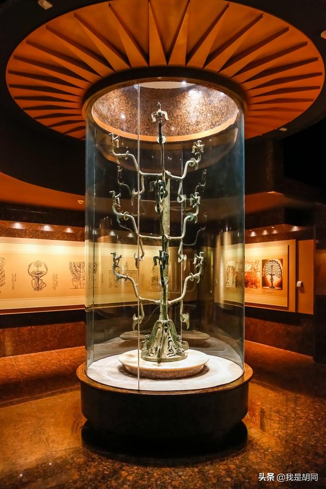 被奉为经典的"摇钱树"我在三星堆博物馆拍摄时,记不清有几座摇钱树了