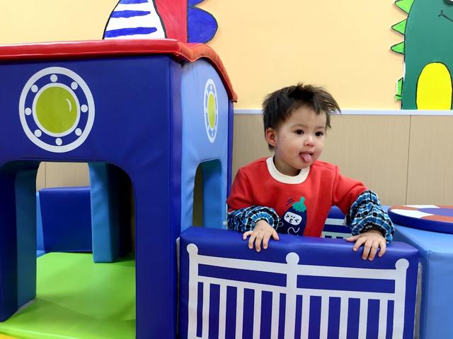 晒娃柚宝入托第一天，放学时兴奋得张开双臂哇哇叫