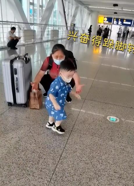 萌化了！湖北一萌娃半年未见奶奶，见到奶奶后激动到跺脚转圈圈