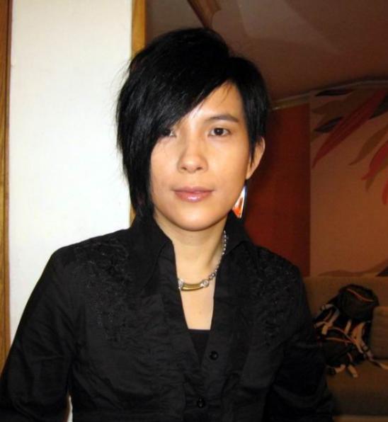 52岁潘美辰定居广东，罕见露面一身中性打扮，商演捞金人气太高