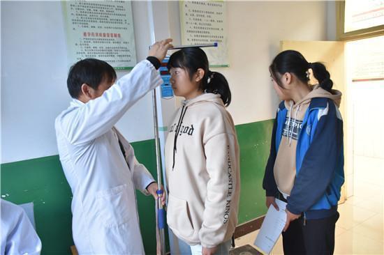 12岁女孩身高直冲172，儿科医生：3种食物是“长高王”，可多吃点