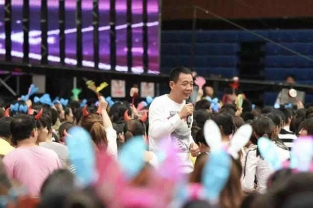 胖东来创始人于东来：90%利润给员工，冲在抗洪第一线