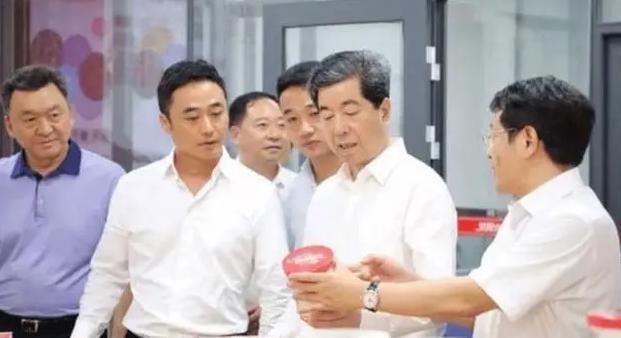 他靠辣条成为当地首富，身家高达645亿，慷慨分给哥哥一半身家