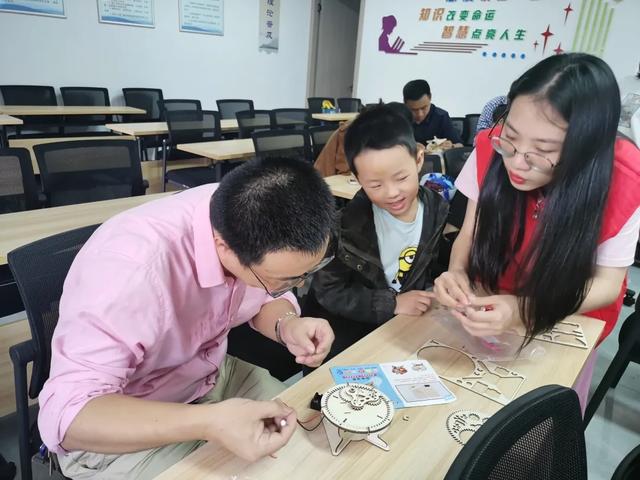 新时代文明实践丨五龙乡开展“探索科技小制作”亲子体验活动