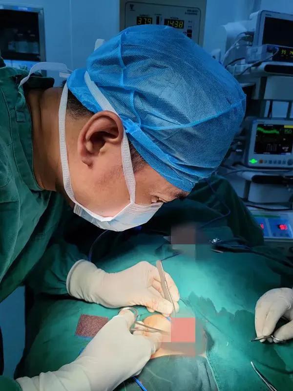 初生三天宝宝反复呕吐，竟然要切掉35cm肠子？！