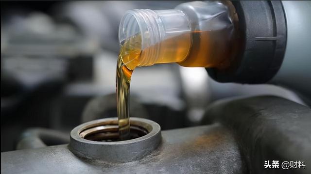 我国一边进口石油，一边出口成品油，价格卖得比国内还低，凭啥？