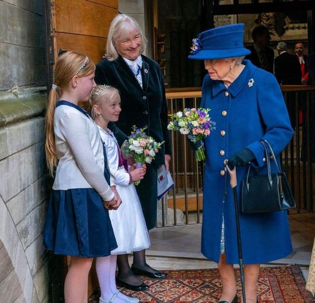 英国人怒！95岁女王首次拄拐，澳洲主播竟对她开低俗玩笑