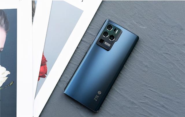 6400万四摄无奈加速退场，重回3998！66W+曲面屏