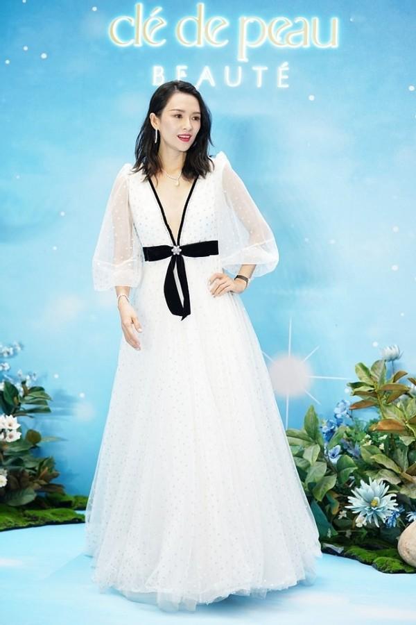 章子怡真是越活越年轻了穿白裙美得好清纯都没那么霸气了
