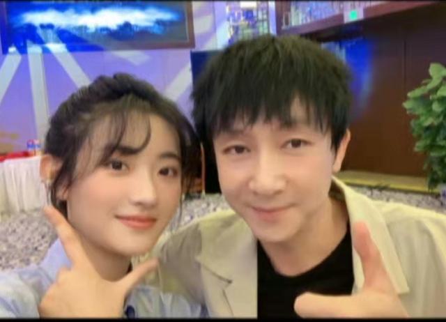 《扫黑风暴》剧组庆功宴，孙兴徐英子亲密合照很和谐，大江也在场