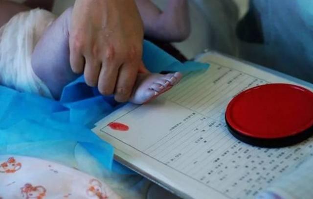 婴儿出生时，医院为什么要留脚印？医生可能不会说，但家长要清楚