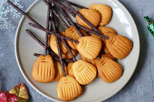 万圣节，给孩子烤盘“扫帚”应应景！酥得掉渣的配方，出炉秒光