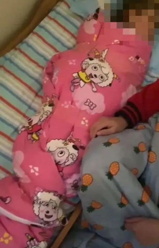 孩子午睡时被老师捆胶带固定！警方通报来了